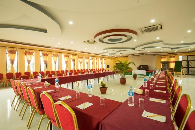 Hotel Royal Safari Chitwan Ngoại thất bức ảnh