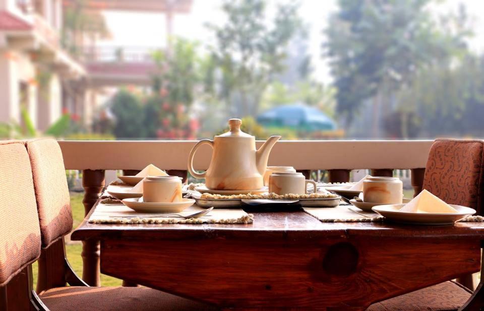 Hotel Royal Safari Chitwan Ngoại thất bức ảnh