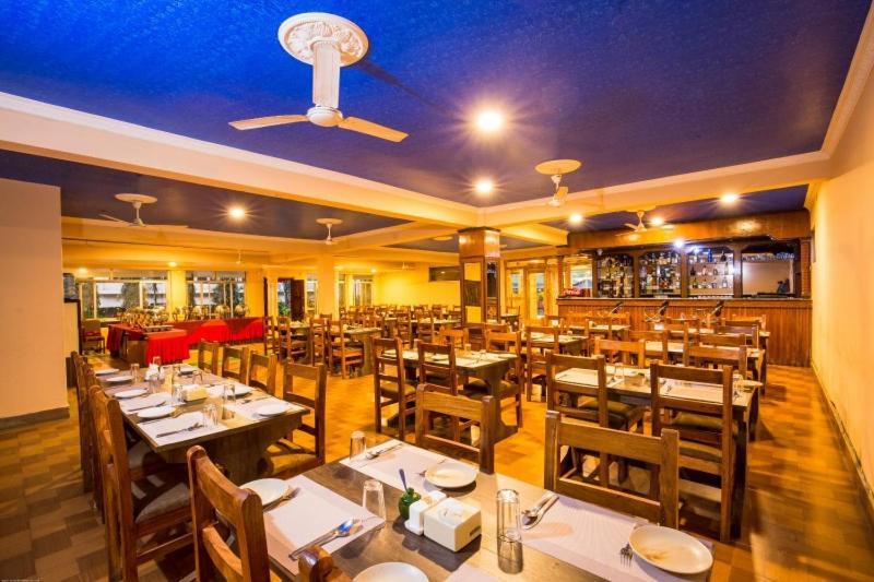 Hotel Royal Safari Chitwan Ngoại thất bức ảnh