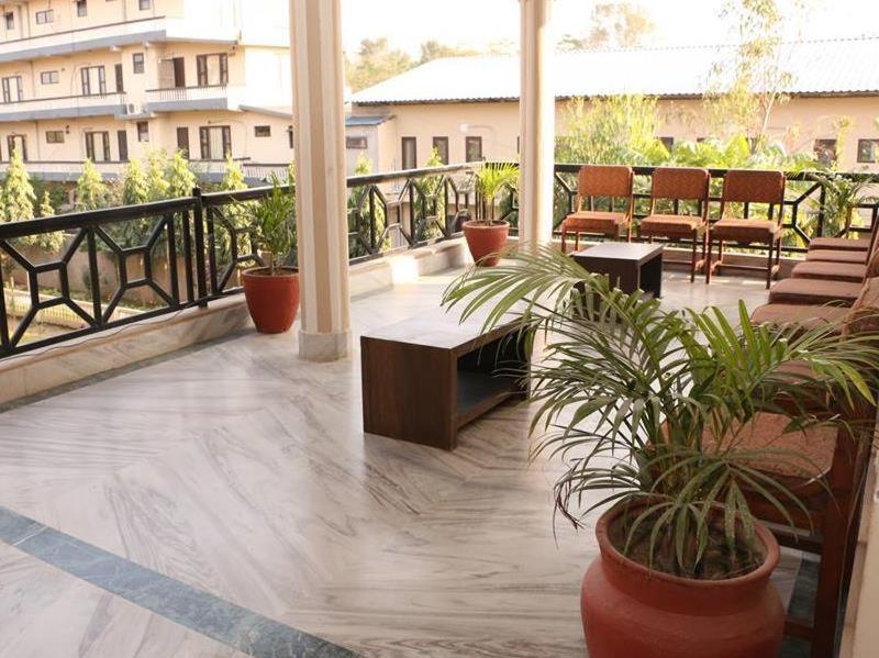 Hotel Royal Safari Chitwan Ngoại thất bức ảnh