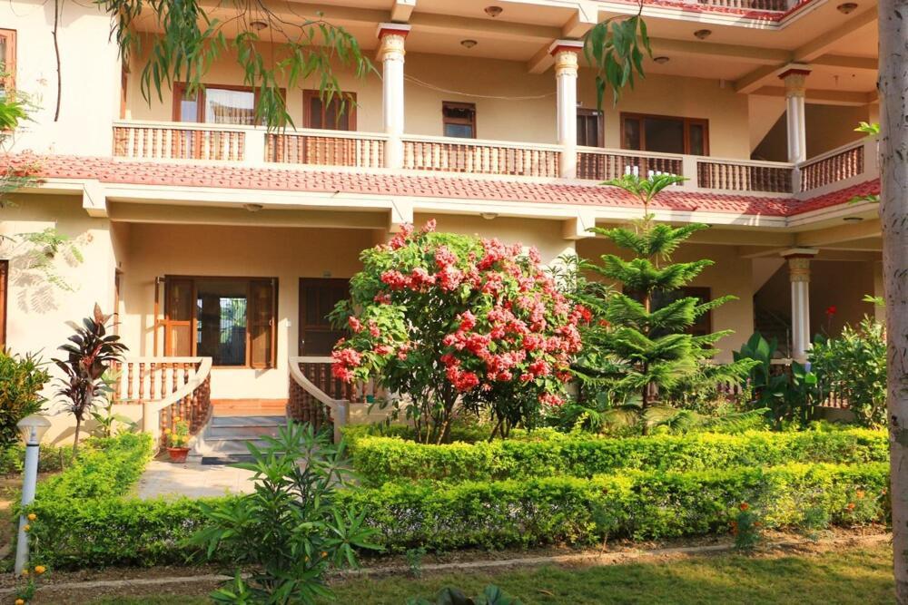 Hotel Royal Safari Chitwan Ngoại thất bức ảnh