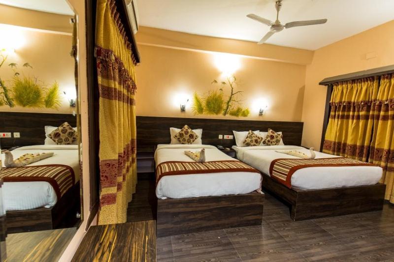 Hotel Royal Safari Chitwan Ngoại thất bức ảnh